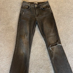 Gråa jeans - Säljer mina gråa jeans med slitningar från Ginatricot. Jeansen är inbära skick. 