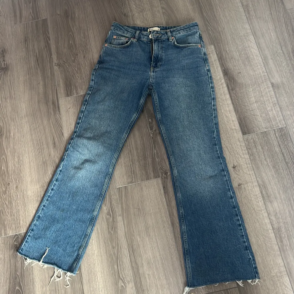Säljer dessa bootcut/straight jeans från Gina! Säljer dom då de är för korta för mig som är 175cm, om du är runt eller under 170cm så tror jag att dom passar dig bra i längden!💗. Jeans & Byxor.