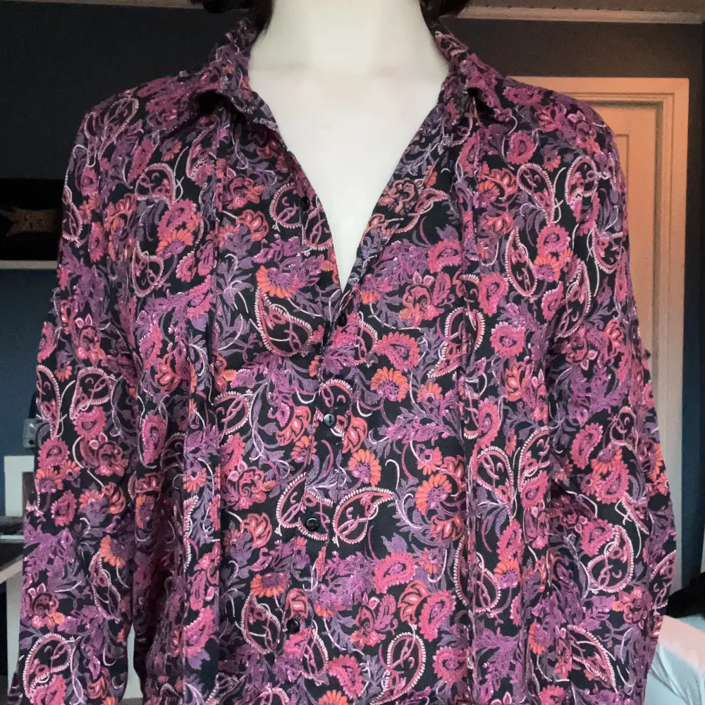 Säljer denna mönstrade skjortan från Lindex i storlek 40, sitter mer som en M.. Skjortor.