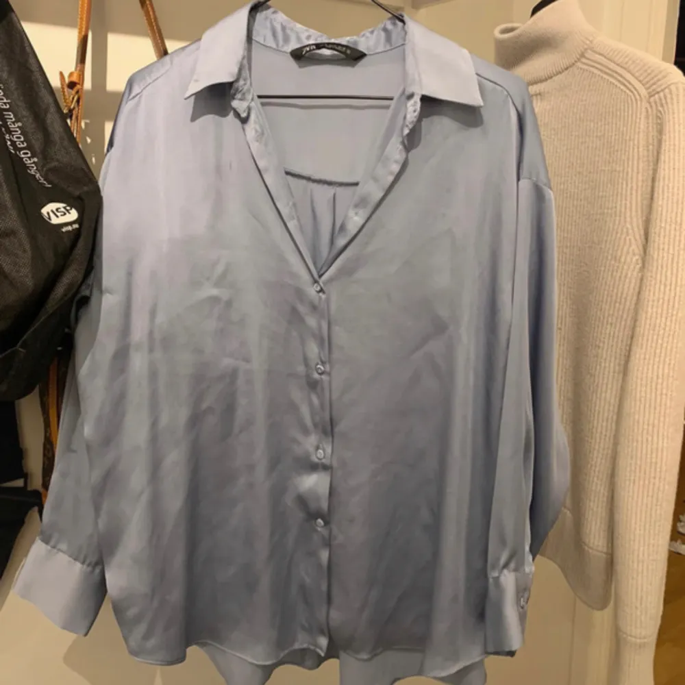 Från Zara Superfin blå färg Storlek XS, men luftig i passform. Skjortor.