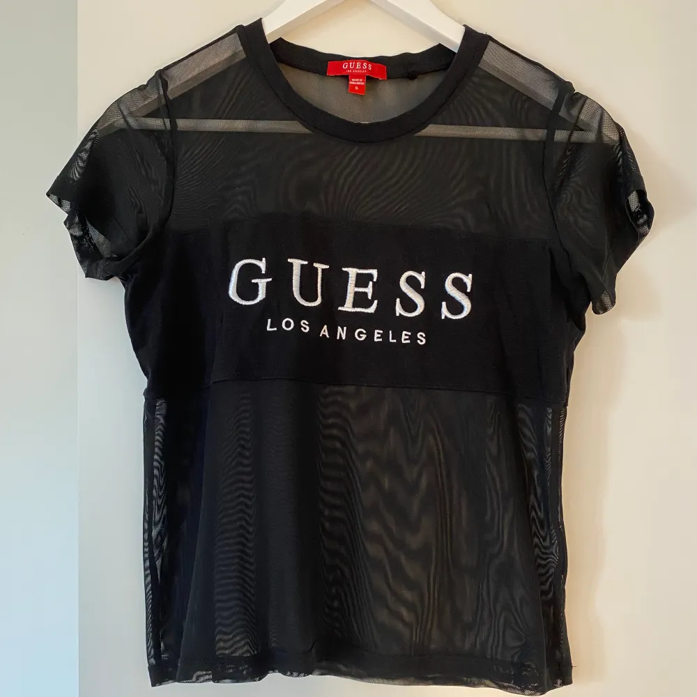 Guess topp eller t-shirt, köpt på Guess butiken för ca 1 år sedan, storlek S Dam❣️❣️. T-shirts.