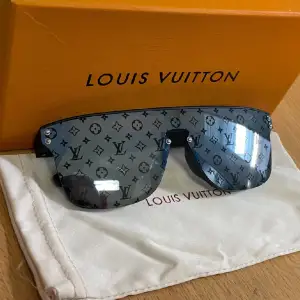 Säljer nu dessa Louisvuitton Waimea solglasögon, box ingår hör av er för frågor och funderingar🙌🏼