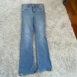 Ett par jättefina ljusblåa mid wasit jeans i storlek 164. Är i helt ny skick och säljs pågrund av de inte kommer till användning. 