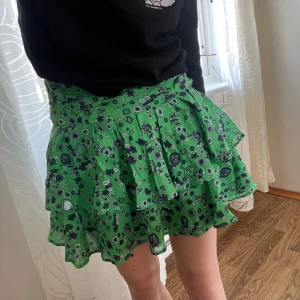 Volangkjol - Volangkjol från & Other Stories i den finaste gröna färgen! Säljer vid bra bud🥰 Midjemått tvärs över ca 31cm.