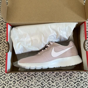 Nike skor - Helt nya oanvända Nike skor. Modell Nike TANJUN i rosa.