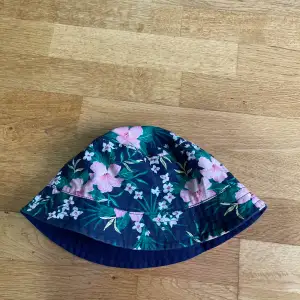 Bucket hat / sommarhatt från HM. Reversibel och bra skick. OneSize.