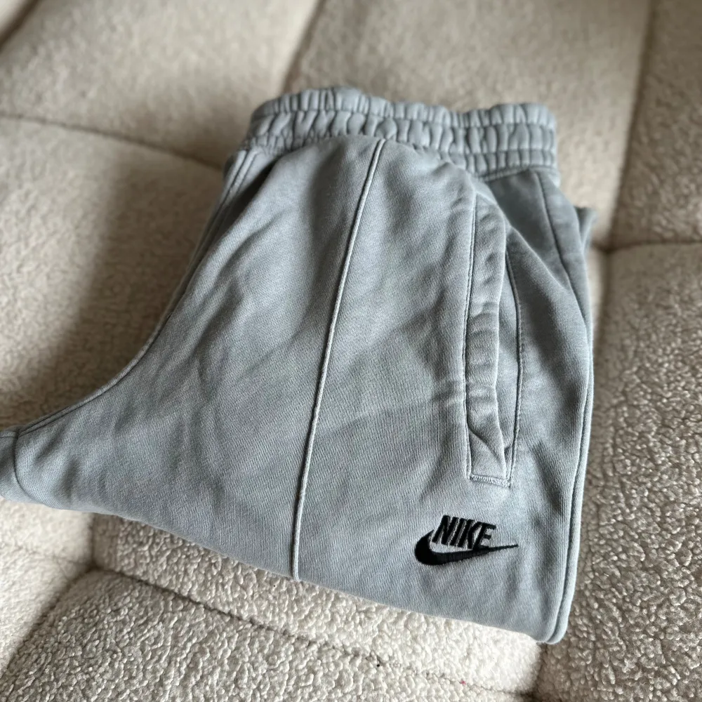 Mjukisar från Nike, använd fåtal gånger. Mycket bra skick. . Jeans & Byxor.
