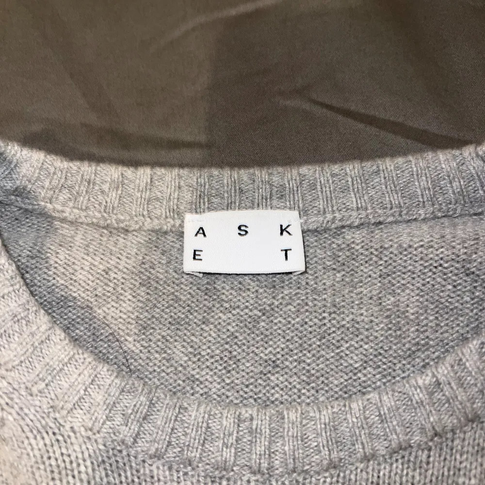 ASKET THE CASHMERE SWEATER Ny skick. Ord pris 2000 kr.    . Stickat.