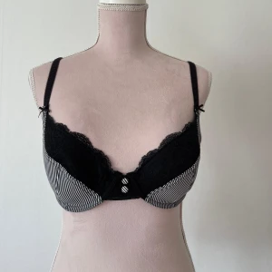 Helt ny push up - Helt ny push up BH i storlek XS och kupstorlek D75. Med silikon kuddar i kuporna. Köptes för 150kr. Säljer nu för 90. Har en egen, älskar den! 🥰