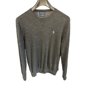 Ralph lauren merino stickad tröja - Jättesnygg tröja i tvättbar merinoull från Ralph Lauren. Bra skick. Storlek S sitter slim hade nog passat XS också.