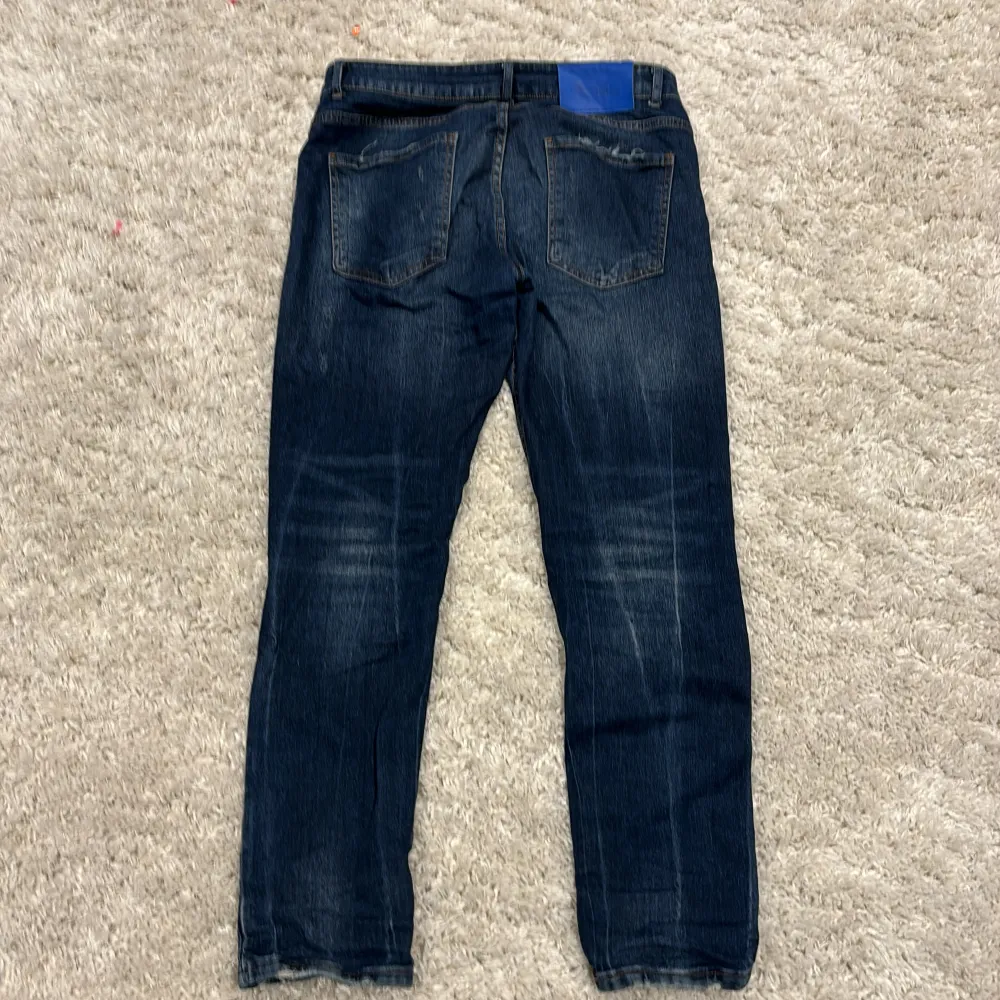 Säljer dsq2 jeans storlek M, de är bara att skriva för fler frågor eller bilder😁Pris kan diskuteras.. Jeans & Byxor.