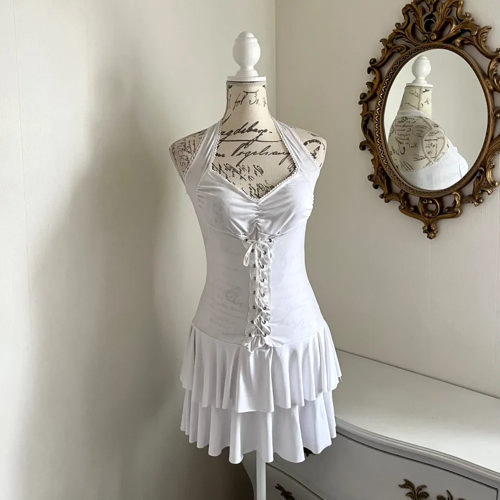Söt vintage klänning med fina detaljer som passar storlek s-m 🩰. Klänningar.