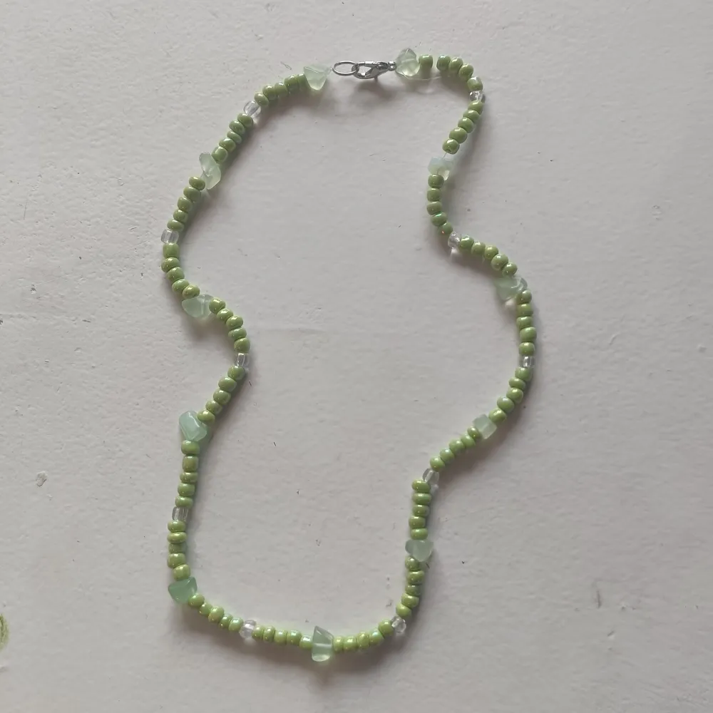Handgjort grönt halsband med små kristall pärlor. Hör gärna av er innan köp, skriv om ni undrar något 💗. Accessoarer.