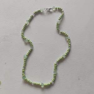Handgjort grönt halsband med små kristall pärlor. Hör gärna av er innan köp, skriv om ni undrar något 💗