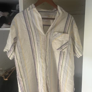 Linneskjorta till sommaren - Säljer nu min riktigt najs linneskjorta som är perfekt till sommaren. Tyvärr passar den inte mig längre. Den passar dig om du har storlek M ungefär