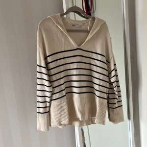Zara tröja  - Jätte fin tröja från zara som är använd va 2 gånger och är i jättefint skick. Kom privat för fler bilder eller mer info💓