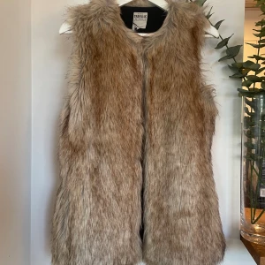 Pälsväst  - Jättefin pälsväst från zara!! Den är brun/beige🙌 Fint skick.
