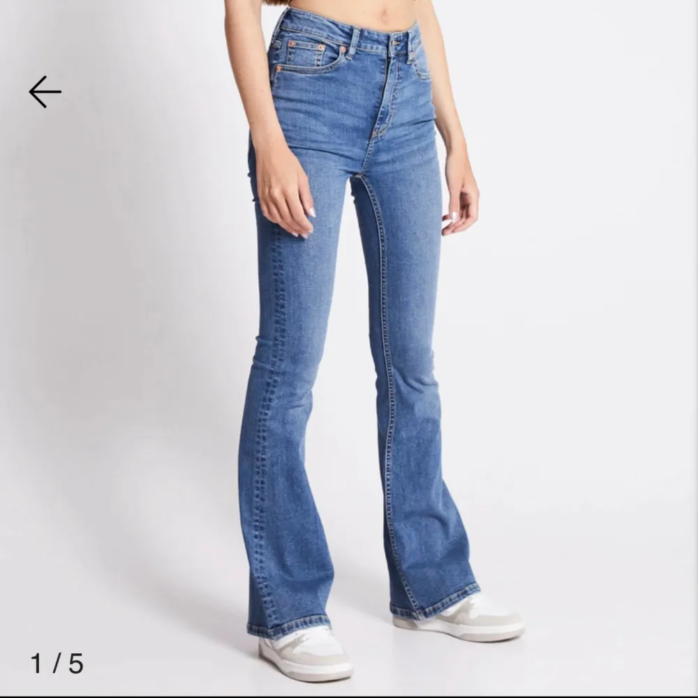 Blåa botcout jeans i M short/lenght i bra skick köpta för 300kr säljs för 200kr. Jeans & Byxor.