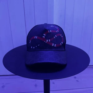 Gucci keps  - Gucci snake keps i storlek M. Det är en gammalt kollektion så den går inte att få tag på längre i butik. Skicket är nästan som helt ny, bara använt den ett fåtal tillfällen. Priset kan diskuteras vid snabb affär. Kvitto finns!