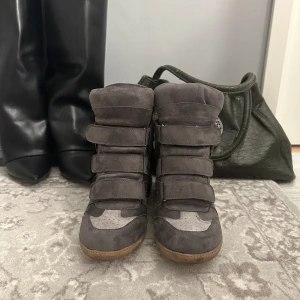 Isabel marant liknande skor - Isabel marant liknande skor i superbra skick men tyvärr förstora för mig, märket är Siader💝öppen för prisförslag 