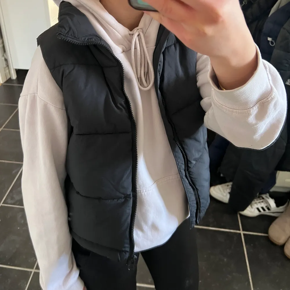 Säljer nu denna väst från Gina Young för att den är för liten. Den är i väldigt bra skick och är använd endast en gång. Skriv för fler bilder och om du har några frågor. Köparen står för frakten💕. Takit.