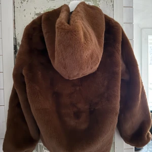 NA-KD pälsjacka - Helt ny, oanvänd och superfin pälsjacka från NA-KD i stl 38.