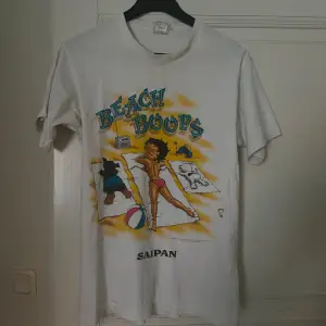 Vintage tee med betty boop tryck.  Köpte denna tee på plugmeplease för 3 år sedan och sen dess har den använts några fåtal gånger.  Mycket bra kvalité och 100% bomull. Tröjan är Medium men funkar på en bred målgrupp då den är boxig.