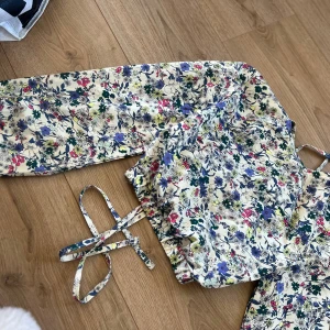 Croptop med öppen rygg - Storlek Xs från Shein, knappt använd. 