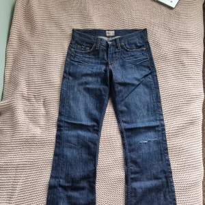 lågmidjade utsvängda jeans från tommy hilfiger😩😩 tyvärr är dem för små för mig som är en s/m, uppskattar storleken till xs/s🫶🏻
