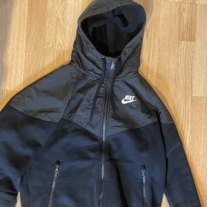 Säljer en helt ny Nike zip hoodie. Skick 10/10. Hör av dig för fler frågor om passform osv!