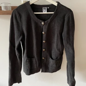 Kofta - Storlek M men är liten i storleken. 🩶