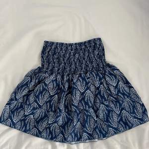 Säljer denna gulliga kjol då jag har för många. Den är stretchig och har inbyggda shorts!! ❤️❤️