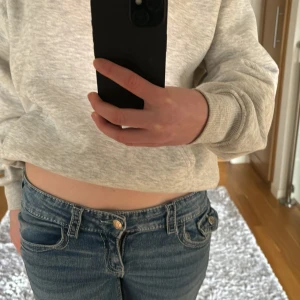 Jeans  - Jag säljer ett bar jätte fina lågmidjade bootcut jeans från Gina tricot 🥰jag har andvänt de ca 5 gånger så de är i nyskick 