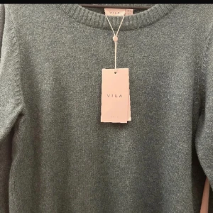 Fin stickad tröja  - Stickad tröja från Vila i en super fin grön färg som passar perfekt nu till våren och sommaren. Knappt använt och i bra skick! Storlek S💞
