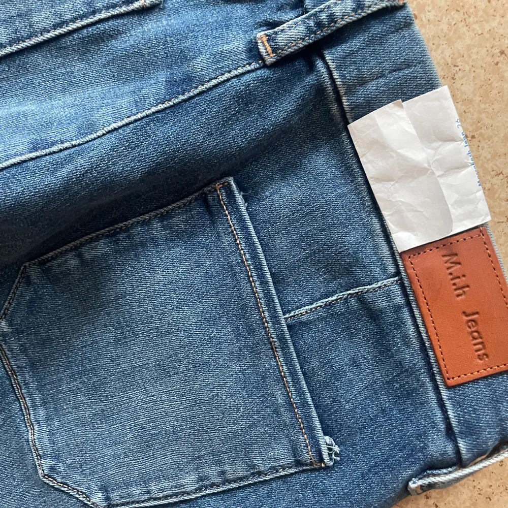 Oanvända jeans från Mih, sitter väldigt fint på och är stretchiga. Nypris 2400 kr✨❤️går att förhandla om pris!. Jeans & Byxor.