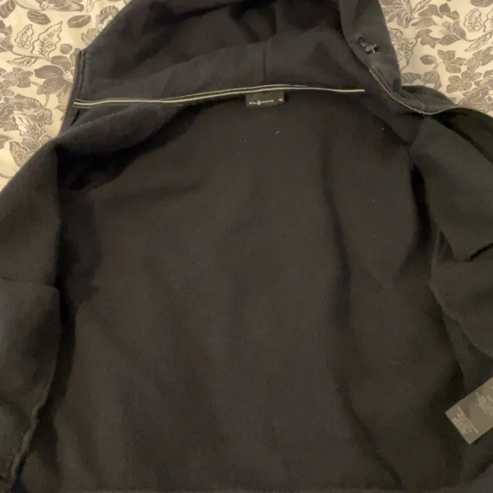 Hej, säljer min sail racing zip hoodie som jag köpte på Johnells för 1499 för 2 månader sedan. Jag säljer den då den inte passar min stil. Storleken är xs men den passar S också. Pris diskuteras . Hoodies.