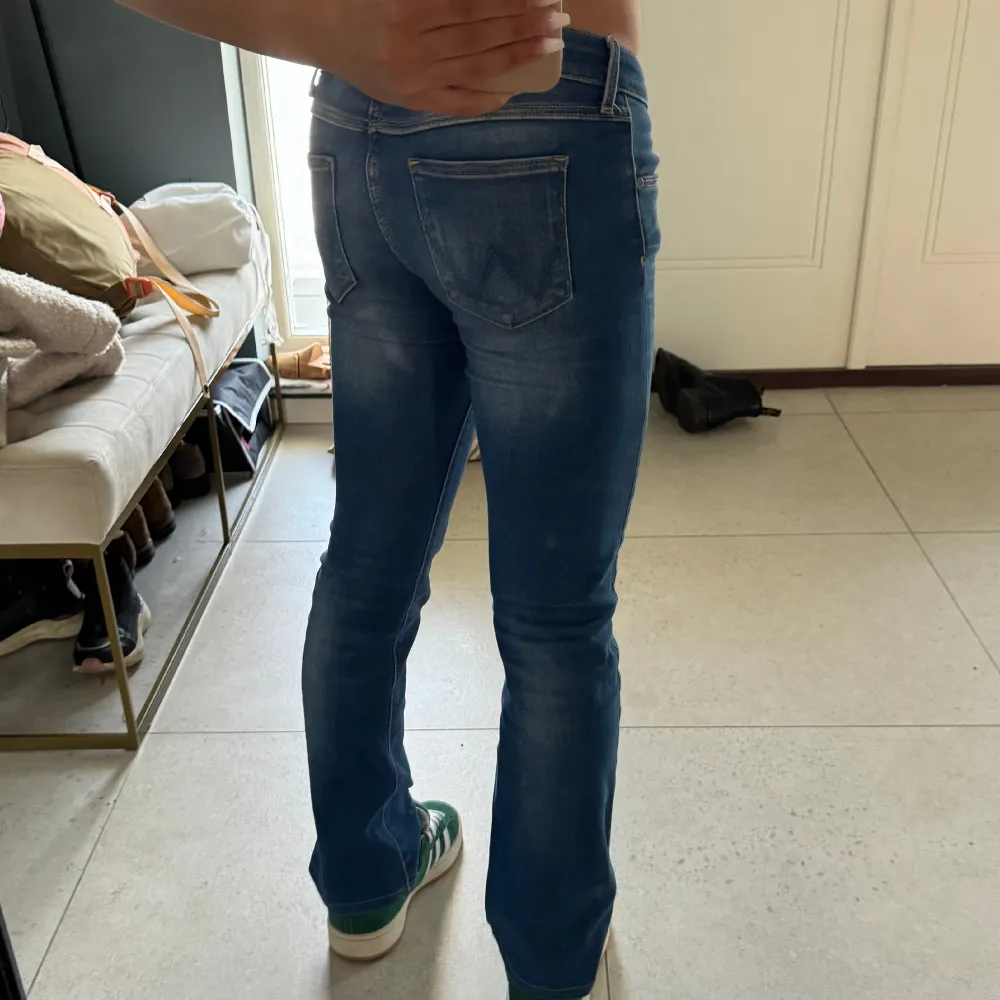 As snygga lågmidjade jeans! Lite får små för mig, så passar på att sälja!  Kontakta för frågor (jag svarar snabbt) 😘 Pris kan också diskuteras😽. Jeans & Byxor.