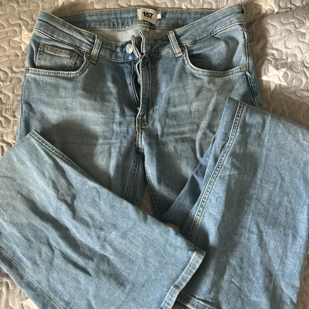 Säljer dessa jeans i st M  Lågmidjade bootcut/flared  Pris: 100 kr + frakt Som i nyskick, använda två gånger. Säljer pga att de ej kommer till användning . Jeans & Byxor.