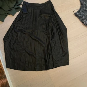 kjol pernilla wahlgren  - kjol pernilla wahlgren. den är i mycket fint skick och är bara använd 1 gång. 