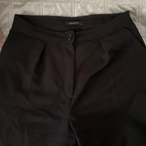 Svarta kostymbyxor  - Ett par svarta kostymbyxor i storlek 36/38. De är i ganska bra skick. De är långa och både högmidjade men ändå mid. Byxorna är straight. 