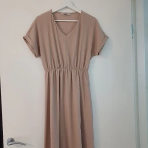 Klädning - Helt ny Den är lite öppen från sidan 