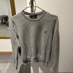 Säljer denna Ralph Lauren sweatshirt i 100% merino ull som är i riktigt bra skick. Storlek M  Priset är diskuterbart  Byten är intressant!