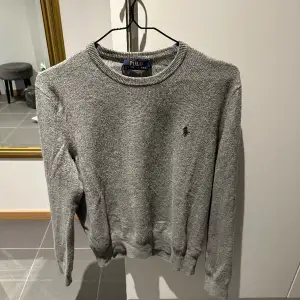 Säljer denna Ralph Lauren sweatshirt i 100% merino ull som är i riktigt bra skick. Storlek M  Priset är diskuterbart