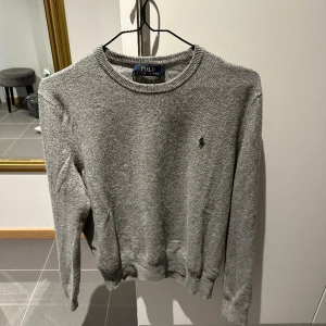 Ralph Lauren sweatshirt - Säljer denna Ralph Lauren sweatshirt i 100% merino ull som är i riktigt bra skick. Storlek M  Priset är diskuterbart  Byten är intressant!
