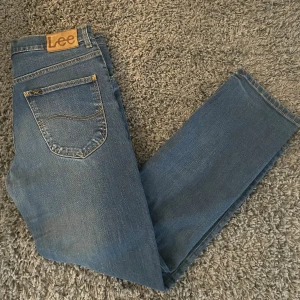 Lee Jeans W31//L32 - Knappt använda då de är för små för mig. Jätte fint skicka inga skador, Regular fit. Kan gå ner i pris vid snabb affär kan även skicka mer bilder om det önskas. 