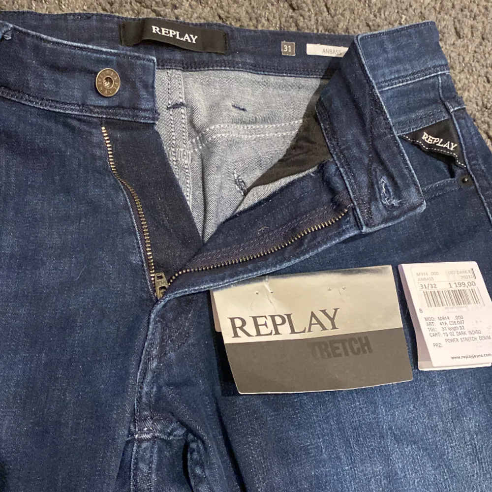 Hej, säljer mina replay anbass som är nästan helt intill nya, köpta för 1200kr, Går att pruta vid snabb affär♻️💸. Jeans & Byxor.