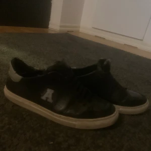 Axel Arigato sneaker - Arigato sneaker, stl 41. Fina men lite defekter i hälen därav priset. Tveka inte vid frågor!☺️☺️