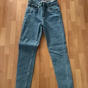 Säljer mina NAKD ljusa jeans, storlek 38 jag är 170 lång :) 
