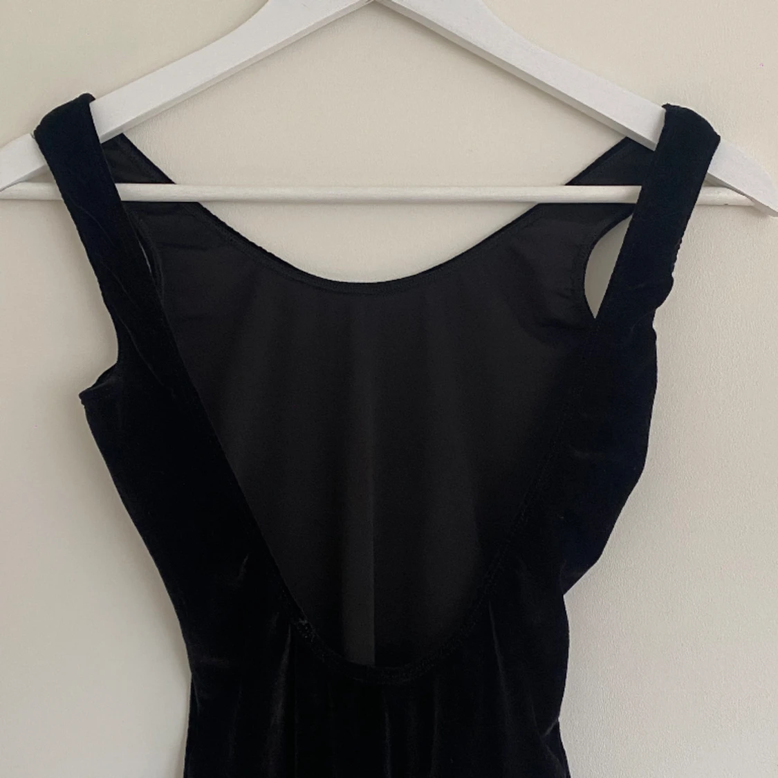 Tajt svart klänning  - 91