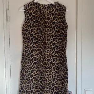 Så cool leopard klännign i 60-tals stil. Denna är köpt secondhand och är i bra skick. 